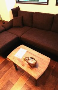 武庫之荘のメンズ理容室インイチのソファーとテーブル
